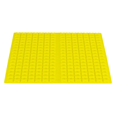 Gul rektangulær måtte med små forhøjede mønstre, lavet af synligt fleksibelt materiale, sandsynligvis silikone. Ingen synlige mærker eller tekst.