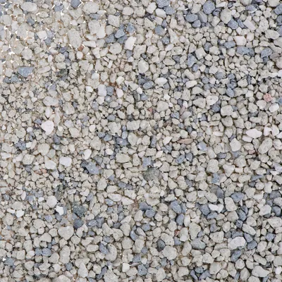 Close-up van grove, grijs-witte kattenbakvulling korrels zonder zichtbare merknaam of verpakking.