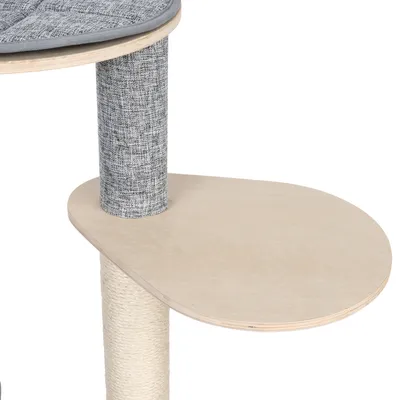 Arbre à chat avec plateforme en bois clair, poteau recouvert de corde sisal et colonne grise en tissu, coussin gris visible sur la partie supérieure.