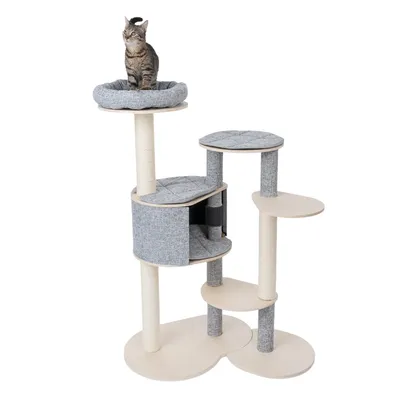 Arbre à chat avec plusieurs plateformes, griffoirs en sisal, niche fermée et coussins gris, un chat tigré assis sur le coussin supérieur. Structure en bois clair et tissu gris.