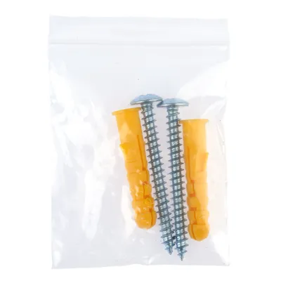 Sachet transparent contenant deux vis métalliques argentées et deux chevilles en plastique jaune, accessoires de fixation visibles.