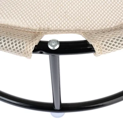 Detaljvy av en svart metallram med beige nätmaterial, fäst med en skruv.