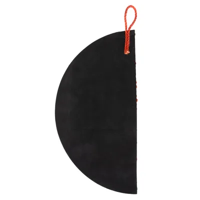 Juguete semicircular negro con cuerda roja para colgar, apto para juego interactivo.