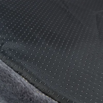 Närbild av en svart, halkfri undersida med små prickar, för bättre grepp på släta ytor.