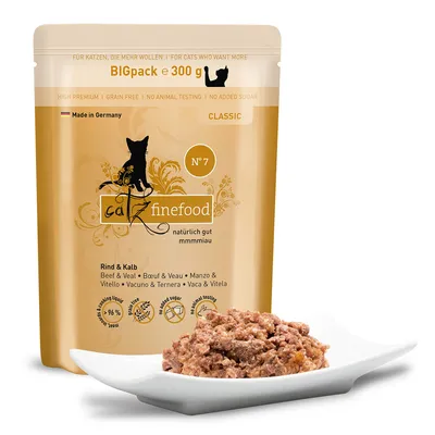 catz finefood No. 7 Rund & Kalf, BIGpack 300g, graanvrij, zonder toegevoegde suikers, geen dierproeven, Made in Germany, natvoer afgebeeld op een wit bord. catz finefood No. 7 Rund & Kalf, BIGpack 300g, graanvrij, zonder toegevoegde suikers, geen dierproeven, Made in Germany, natvoer afgebeeld op een wit bord.
