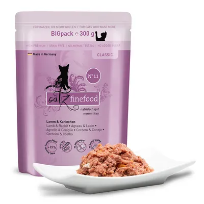 catz finefood No. 11 Lam & Konijn, 300g, Made in Germany, graanvrij, zonder dierproeven, zonder toegevoegde suikers, natvoer afgebeeld op een wit bord. catz finefood No. 11 Lam & Konijn, 300g, Made in Germany, graanvrij, zonder dierproeven, zonder toegevoegde suikers, natvoer afgebeeld op een wit bord.