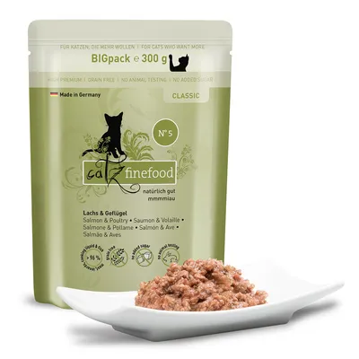 catz finefood Classic Nr. 5 Zalm & Gevogelte, BIGpack 300g, graanvrij, zonder toegevoegde suikers, geen dierproeven, Made in Germany, natvoer afgebeeld op een wit bord. catz finefood Classic Nr. 5 Zalm & Gevogelte, BIGpack 300g, graanvrij, zonder toegevoegde suikers, geen dierproeven, Made in Germany, natvoer afgebeeld op een wit bord.