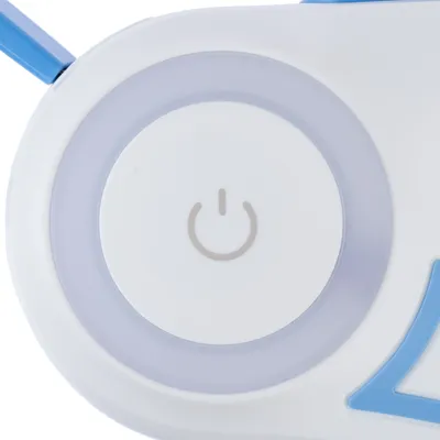 Close-up van een witte aan/uit-knop met grijs symbool op een apparaat.