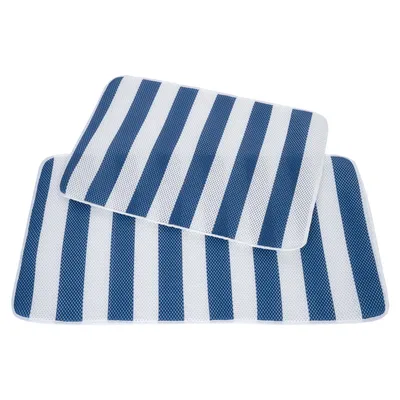 Två rektangulära mattor med blåvitrandigt mönster, av nätmaterial.