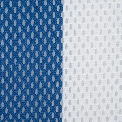 Närbild av blått och vitt nätmaterial, visar struktur och materialegenskaper.