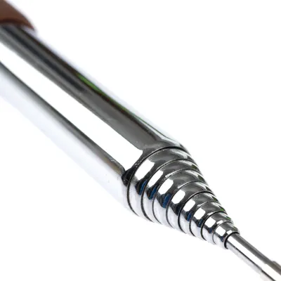Primer plano de una herramienta de metal plateada con mango estriado y punta fina.