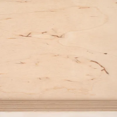 Közelkép egy fa felületről, látható erezettel és réteges szerkezettel.