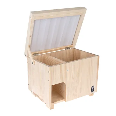 Holzbox mit zwei Fächern, aufklappbarem Deckel und Tiaki-Logo. Geeignet zur Aufbewahrung oder Organisation.