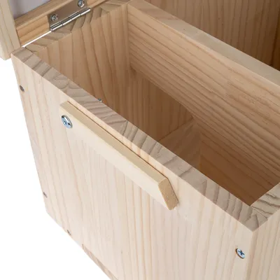 Holzkiste aus hellem Holz mit Scharnieren und Griff, geeignet für Aufbewahrung oder Transport.
