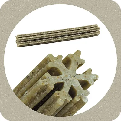 Primo piano di un articolo da masticare a forma di stella e di una barretta allungata in materiale pressato. Dettagli della texture visibili.