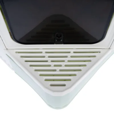 Detailní záběr na bílý plastový povrch s ventilačními otvory a černým uzavíracím mechanismem.