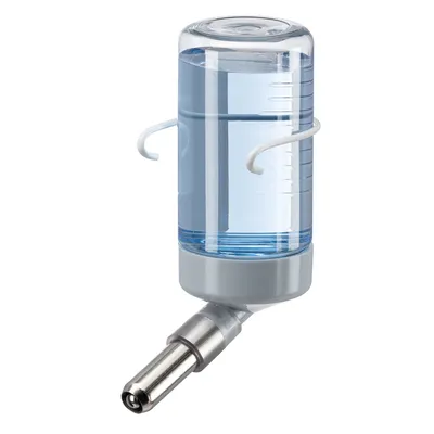 Transparente Wasserflasche mit Messskala und Metalltrinknippel, zwei weisse Halterungen zur Befestigung sichtbar.