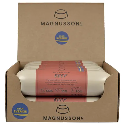 Magnussons Beef. Hundefutter aus schwedischem Rindfleisch, Innereien und Gemüse von lokalen Bauern. Schonend gekocht auf eigener Farm in Bro. Fleisch 65%, Innereien 15%, Gemüse & Öl 20%.