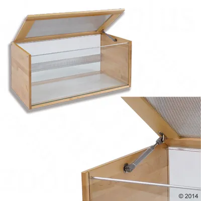 Holzterrarium mit Glasfront, aufklappbare Abdeckung mit Lüftungsgitter und Metallstütze. Detailansicht der Scharniere und Stütze für die Abdeckung.