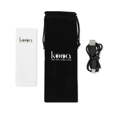 kooa. Schwarzer Beutel mit Logo, USB-Kabel und weisses Handbuch. Premium-Pflegemarke für Haustiere.