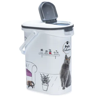 Foderbehållare med kattmotiv, tryck 'Pets Collection', viklock och bärhandtag. Design med vardagsrumsillustration och växter.