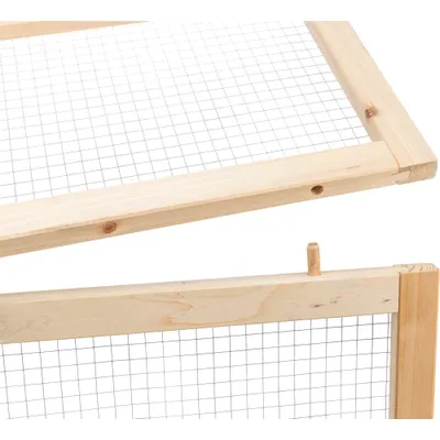 Cornice in legno con inserto a griglia metallica e collegamento a innesto, adatta per la costruzione o l'ampliamento di recinti.