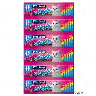 Vitakraft Cat Stick mini, sex förpackningar med bild på vit katt och blå text. Gula fält med information om innehåll och användning synliga på varje förpackning.