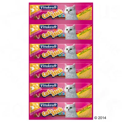 Vitakraft Cat Stick mini kattgodis, sex individuellt förpackade stavar med bild på vit katt och synlig text om smak och portionsstorlek på varje förpackning.