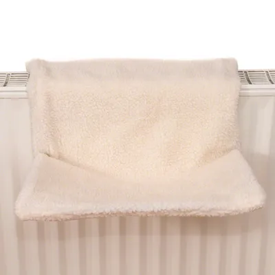 Fehér radiátorpárna puha huzattal, alkalmas szabvány radiátorokra rögzítéshez.