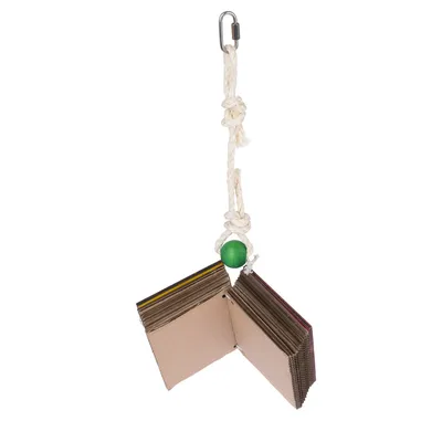 Hängendes Spielzeug aus Pappe mit Knoten, grünem Holzball und Metallhaken zur Befestigung.