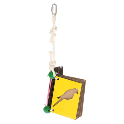 Hängendes Spielzeug aus Pappe und Holz mit gelbem Papageienmotiv, befestigt an einer weissen Kordel mit Metallhaken.