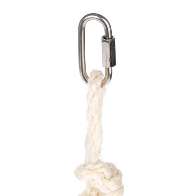 Weisses Seil mit Knoten, befestigt an einem Metallkarabinerhaken.