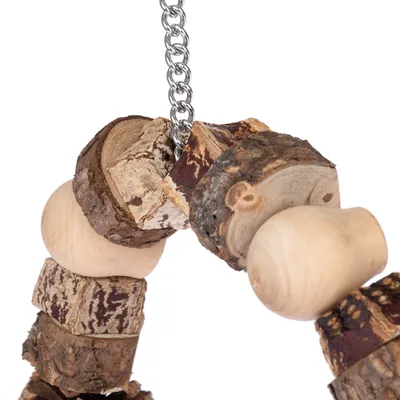 Jouet suspendu en bois naturel avec morceaux de branches et chaîne métallique visible, destiné aux animaux. Bois brut et lisse alternés, attaches métalliques apparentes.