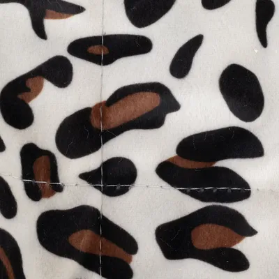 Nahaufnahme eines Stoffmusters mit Leoparden-Print in Schwarz, Braun und Weiss.