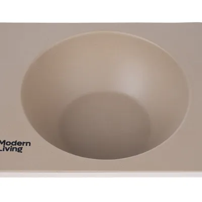 Modern Living comedero de material beige con hendidura redonda.