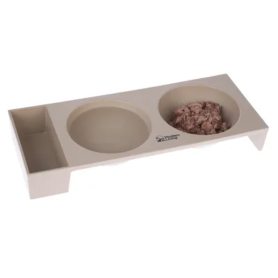 Modern Living estación de alimentación con dos cuencos y un compartimento, beige. Uno de los cuencos contiene comida húmeda.