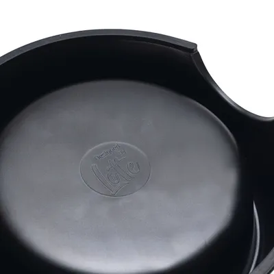 Schwarze Schale mit eingeprägtem Schriftzug 'Designed by Lotte'.