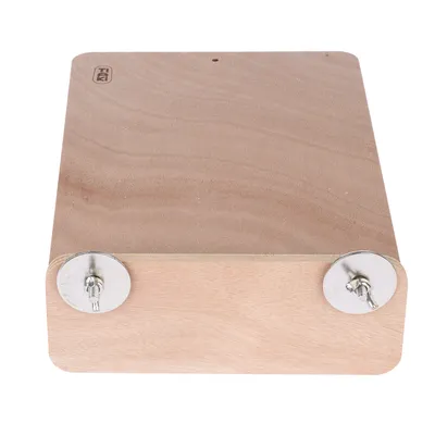 Plateforme rectangulaire en bois avec deux fixations métalliques visibles à l'avant, logo TIAKI gravé sur le dessus.
