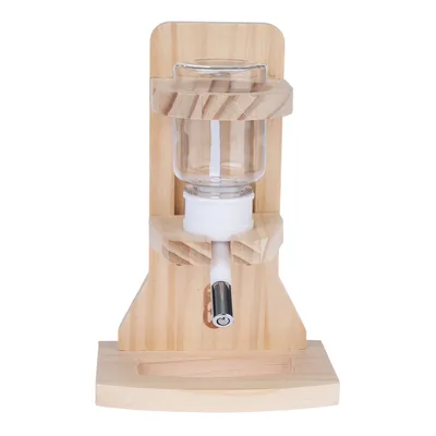 Fontaine à eau pour animaux avec support en bois, réservoir en verre transparent et bec verseur métallique visible à l'avant.
