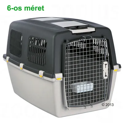 Műanyag és fém szállítóbox, elöl rácsos ajtóval, szellőzőnyílásokkal, bal felső sarokban zöld felirat: 6-os méret