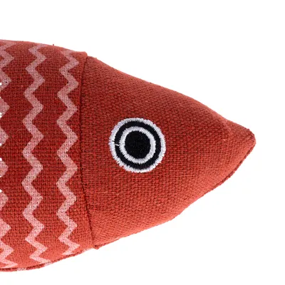 Rotes Stoffspielzeug in Fischform mit gesticktem Auge und Zickzack-Muster.