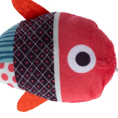 Juguete de peluche en forma de pez con patrones rojos, negros y blancos y aletas naranjas. Adecuado para mascotas para jugar.