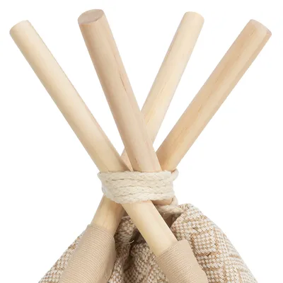 Holzstäbe mit beigefarbenem Stoff und Kordel, Teil eines Produkts oder Zubehörs.