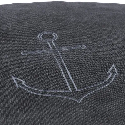 Dunkelgrauer Stoff mit gesticktem Anker-Motiv in hellgrau. Dekoratives Design für Haustierprodukte.
