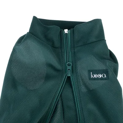 kooa. Tejido textil verde oscuro con cremallera y malla transpirable.