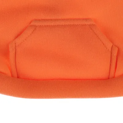 Nærbillede af en orange stofpose, sandsynligvis del af et stykke tøj eller tilbehør.
