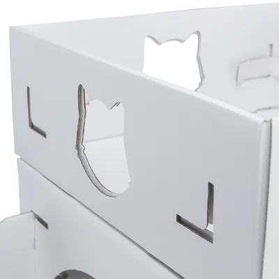 Weiße Kartonbox mit ausgestanzten Katzenmotiven an den Seiten, geeignet für kreative Verpackung oder Dekoration.