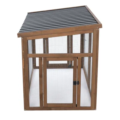 Enclos rectangulaire en bois avec grillage métallique, porte à loquet et toit incliné en lattes noires visibles. Convient pour petits animaux selon la taille montrée.
