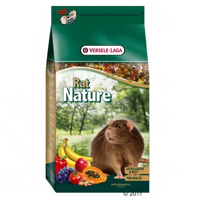 Embalagem de alimento para ratos Versele-Laga Rat Nature, com imagem de rato, frutas e legumes. Texto visível: 'EXTRA GRAINS & NUTS', 'PRO HEALTH', 'AROMA PACK'. Embalagem de alimento para ratos Versele-Laga Rat Nature, com imagem de rato, frutas e legumes. Texto visível: 'EXTRA GRAINS & NUTS', 'PRO HEALTH', 'AROMA PACK'.