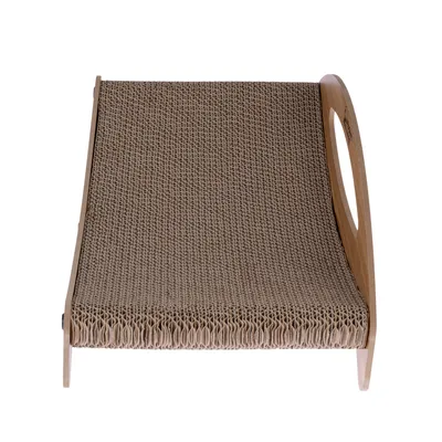 Grebalica od valovitog kartona s drvenim okvirom, blago nagnuta za njegu kandži.